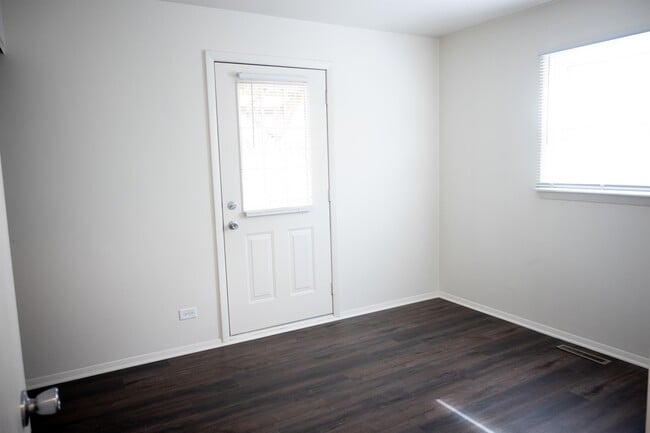 Building Photo - 423 Fairlawn Dr