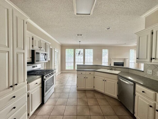 Building Photo - Stunning 3-Bedroom Home in Prime South Tyl...