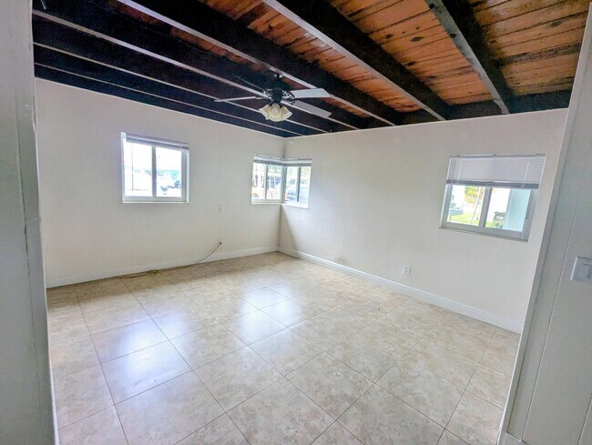 Building Photo - 321 SE 15th Ave