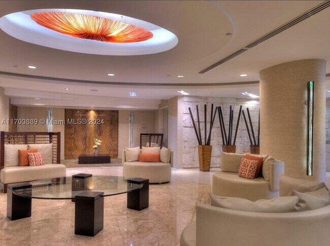 Building Photo - 2555 Collins Ave