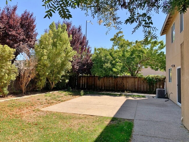 Building Photo - 4 Bedroom Home in Hollister  - No App Fee