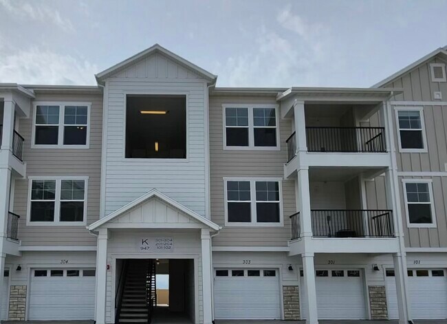 Primary Photo - 947 W Coral Charm Way