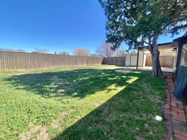 Building Photo - Pre leasing now for 4/01 move in.