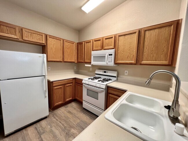 Building Photo - BEAUTIFUL 2BD/2BA SOUTHEAST