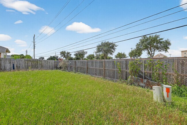 Building Photo - 5615 Brookhollow Oaks Trail