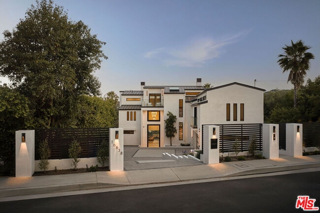Building Photo - 16838 Oak View Dr