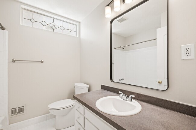 Building Photo - 318 Castleview Dr