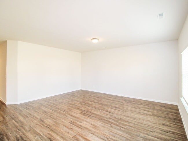 Building Photo - MOVE-IN Ready Home in New Market! $1,200 Rent Special!