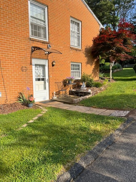 Building Photo - 220 Pearson Dr