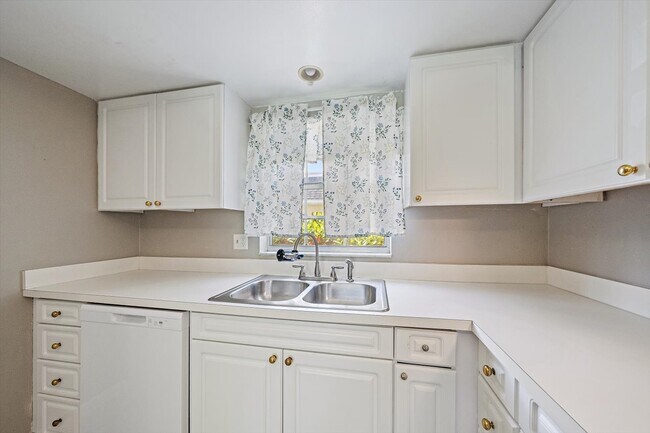 Building Photo - 2423 Aspinwall St