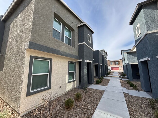 Building Photo - Charming 3Bed/2.5Bath/2Car Townhouse located in Northwest Las Vegas