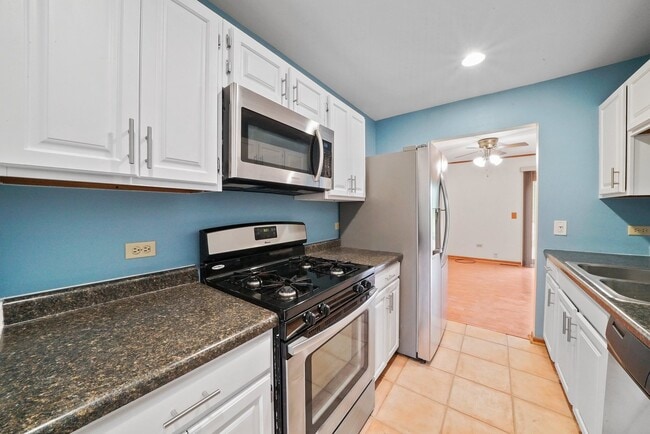 Building Photo - 2 Bed+1 Room in the Basement/1.5 Bath Townhouse