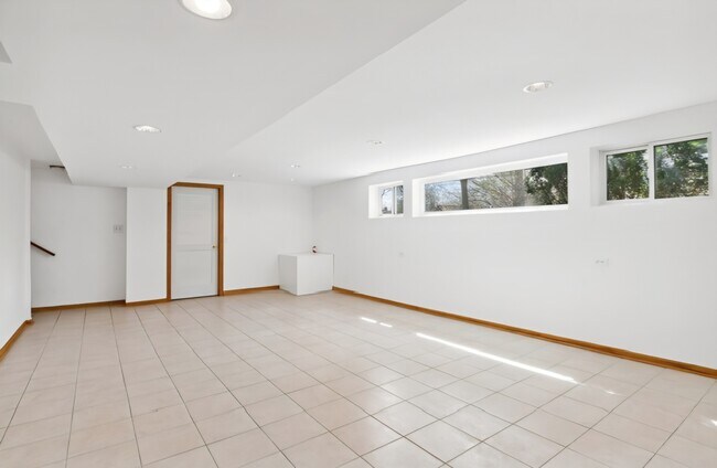 Building Photo - 403 E Lake Ave