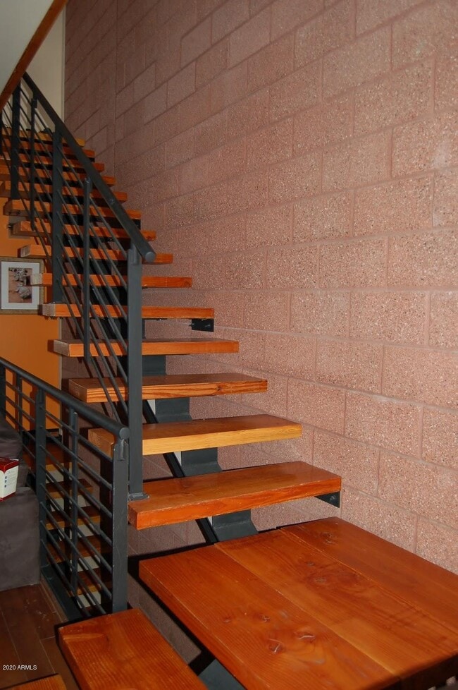 Building Photo - 572 W 5th St