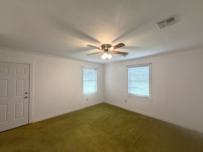 Building Photo - 10590 LA-77