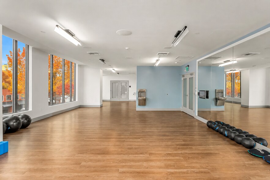 Building Photo - 2510 6th Ave