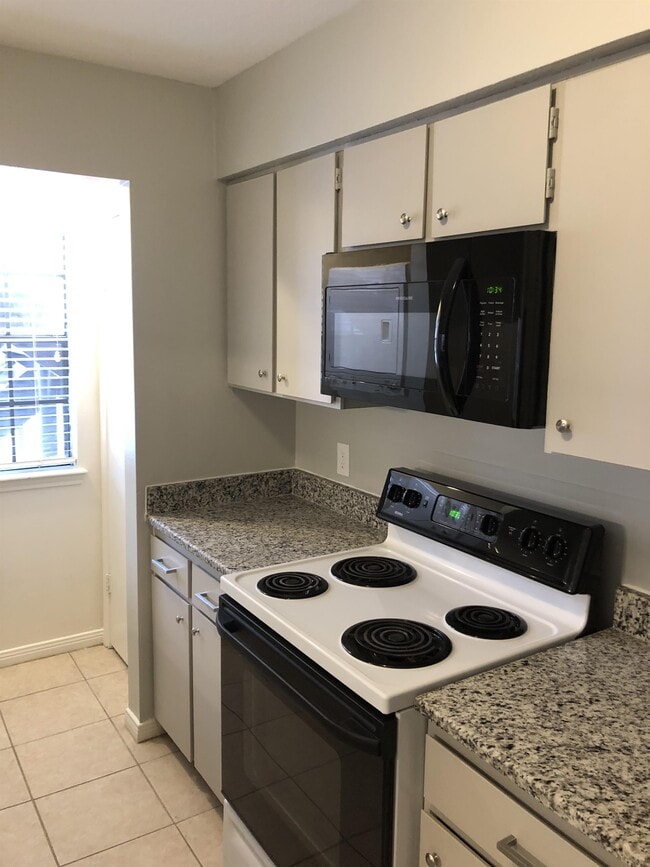 Building Photo - 2401 Sycamore Ave