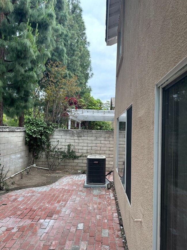 Building Photo - Stunning 3 Bed 3 Bath Duplex in Placentia with Open Floor Plan and Vaulted Ceilings.