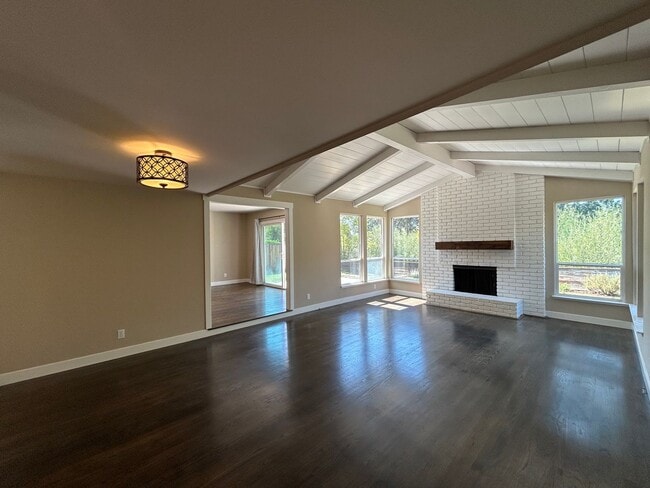 Building Photo - Recently Remodeled Single-Story 3/2 Gem in...