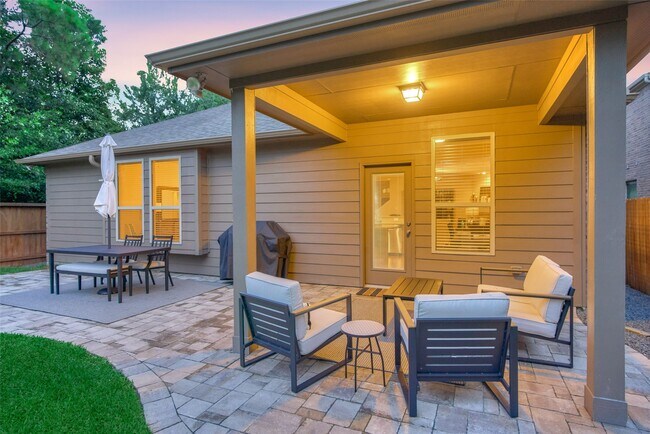 Building Photo - 204 Forest Peak Way