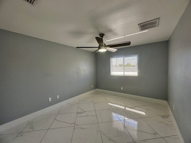 Building Photo - Stunning 3 Bedroom + Den Home with Fence +...