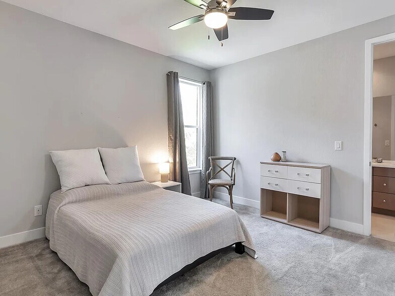 Building Photo - 1962 W 67th Pl