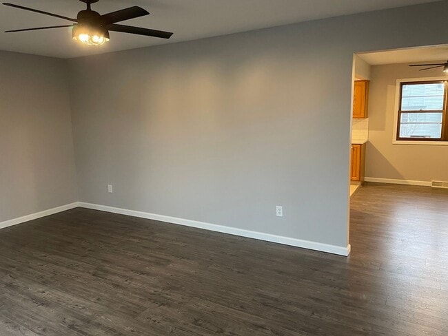 Building Photo - 3 Bed 1.5 Bath home **Available May***