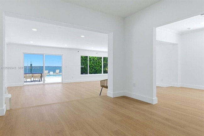 Building Photo - 1510 S Treasure Dr