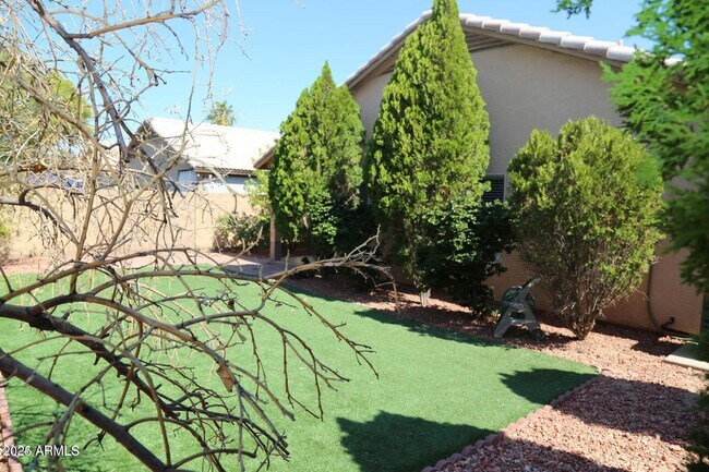 Building Photo - 2228 E Aire Libre Ave