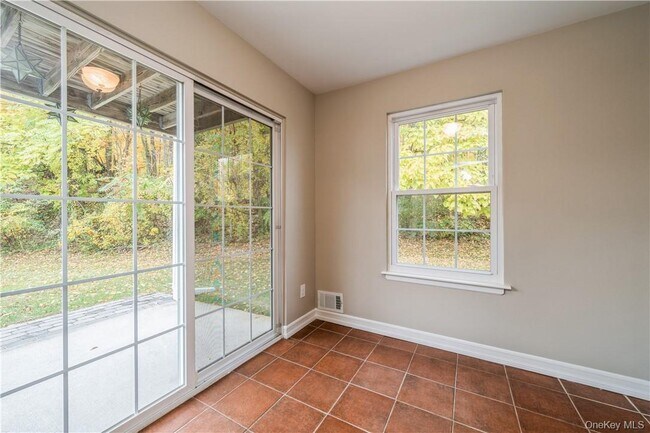 Building Photo - 27 The Knolls