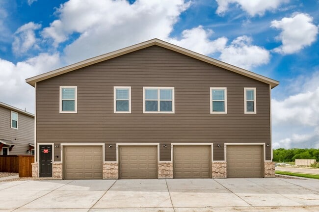 Building Photo - AVAILABLE NOW! GORGEOUS 3 BEDROOM FOUR PLEX LOCATED IN MIDLOTHIAN ISD!