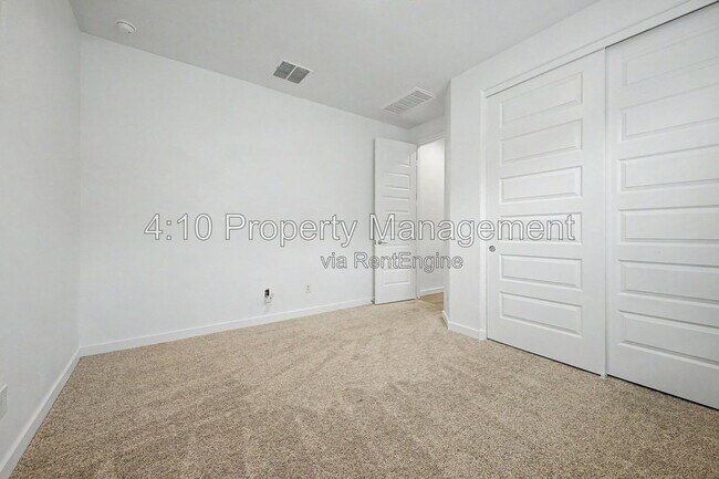 Building Photo - 3241 E Malibu Dr