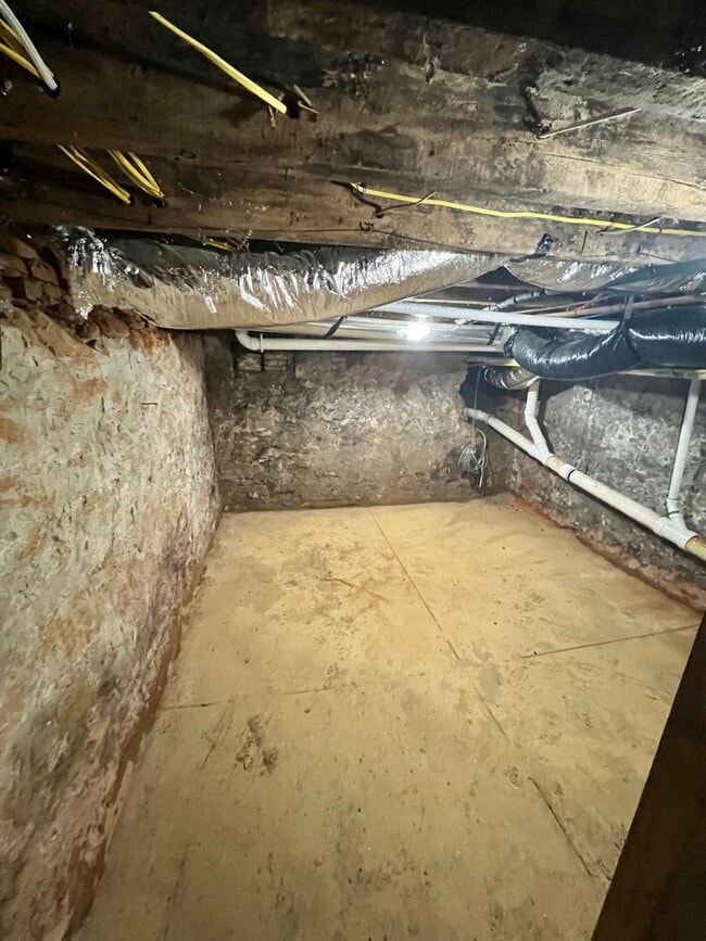 Building Photo - Recently rehabbed townhouse available in W...