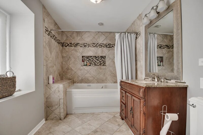 Building Photo - 837 Hamlin Ave