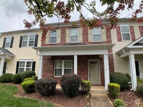 Building Photo - 3 Bed / 2.5 Townhouse in Raleigh located i...