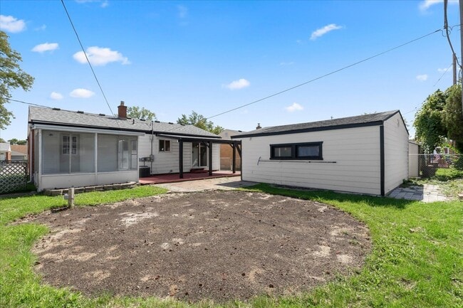 Building Photo - 153 Ross St