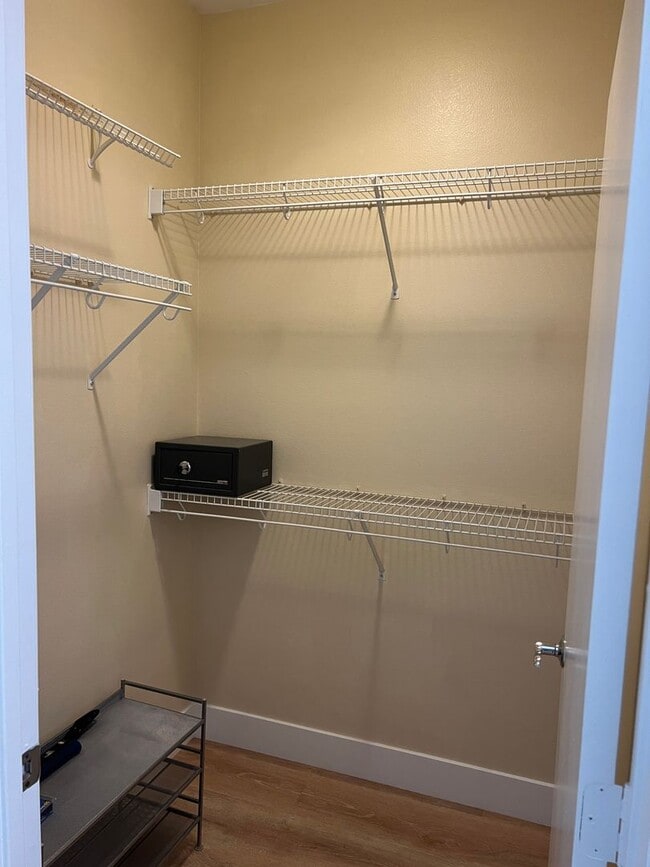 Building Photo - Fully Furnished & remodeled, ground floor,...