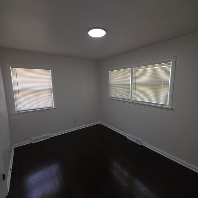 Building Photo - Spacious 3 bedrooms and 2 baths ranch home located on SE Browning St in Lee's Summit, MO