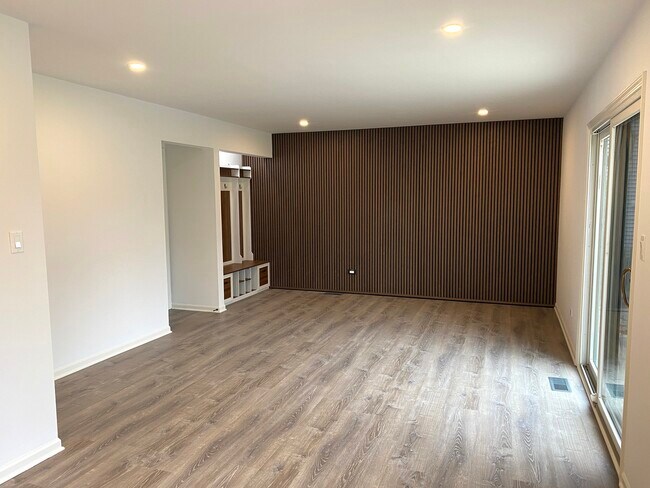 Building Photo - 1346 Leverenz Rd