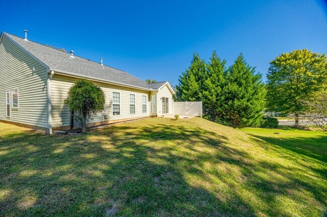 Building Photo - Well maintained 3 bedroom 2 bath home with...