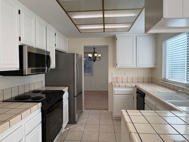 Building Photo - SOLAR POWERED 3 Bedroom 2 bath with large ...