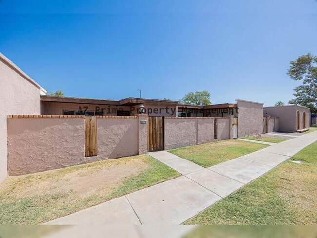 Building Photo - 6008 W Augusta Ave