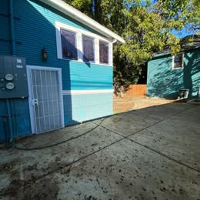 Building Photo - 3 Bed | 2 Bath | McKinley Park Area — $3,375/Month