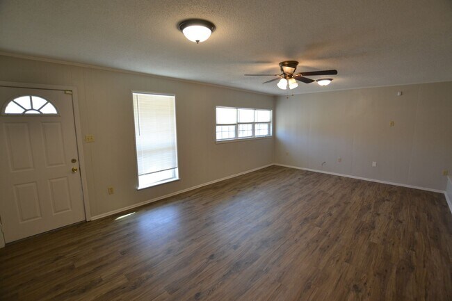 Building Photo - Location!  Location!  Newly updated, 3 bedroom, 1.5 bath home in Baker