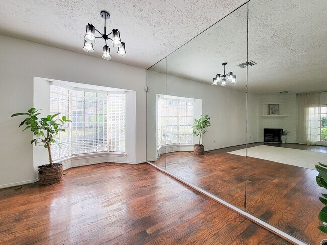 Building Photo - 2220 Bering Dr