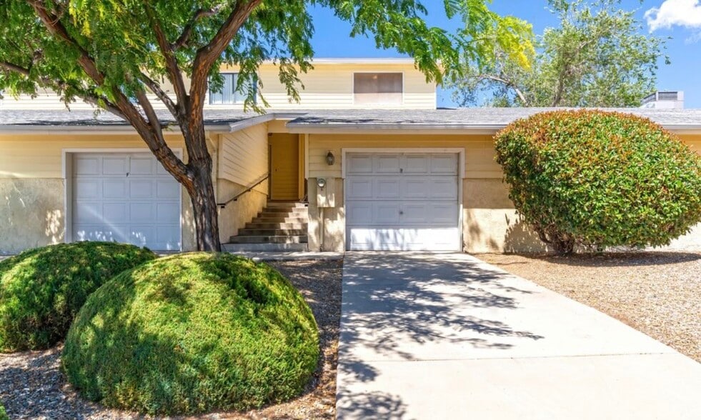 Building Photo - 1246 N Barzona Ave