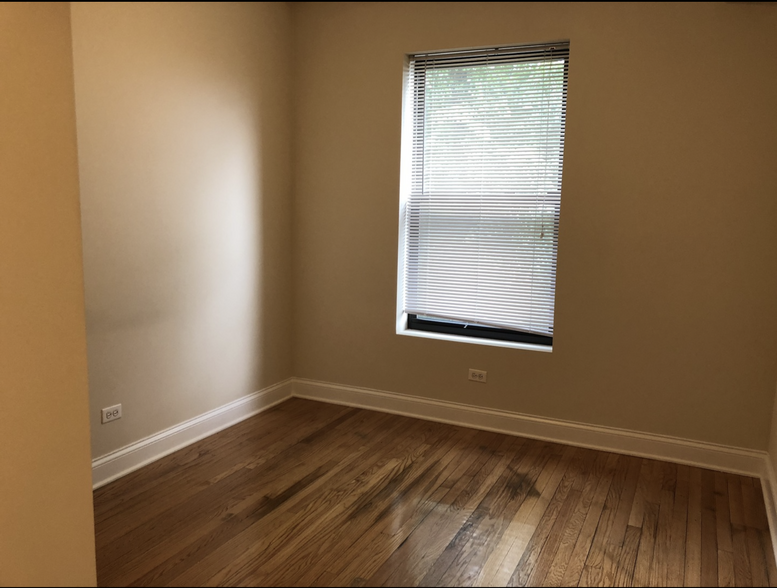 Bedroom - 1114 W Balmoral Ave