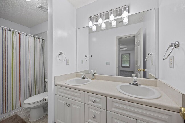 Building Photo - Beautiful 3-bed, 2 bath home in Hallmark G...