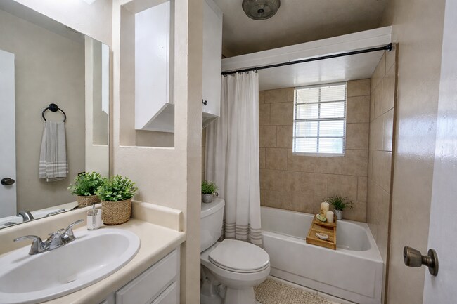 Building Photo - 606 Westview Cir