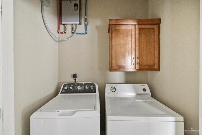 Building Photo - 2715 Mimosa St